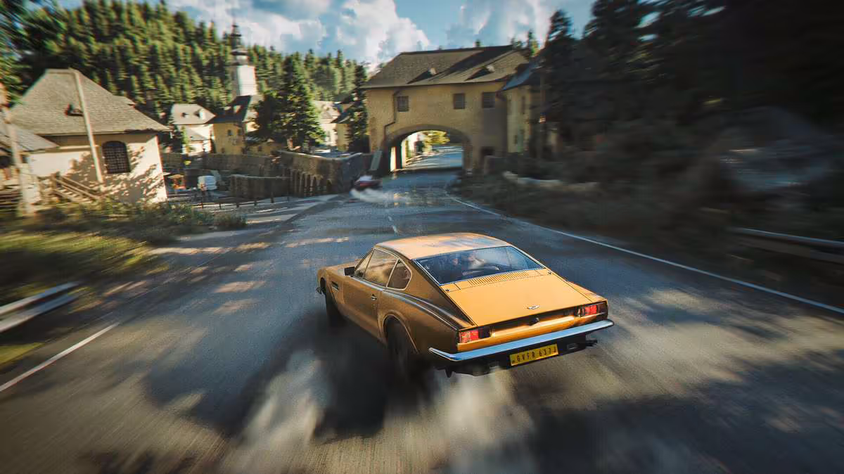 Voiture jaune de style Aston Martin sur route de montagne en gameplay 007 First Light