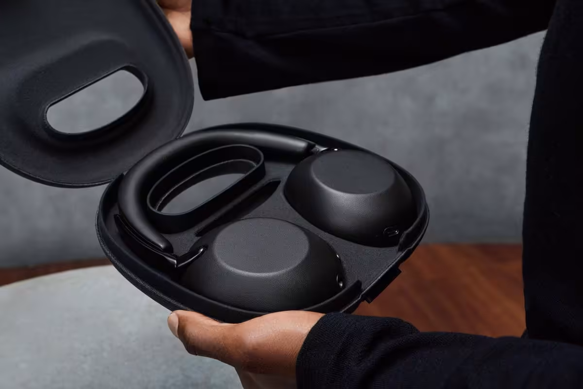Casque Sony noir dans son étui de transport ouvert, tenu à la main