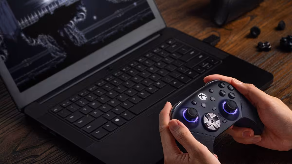 8BitDo Ultimate 3E : la manette Xbox à 149,99 $ arrive en précommande pour août 2026 2 Manette Xbox noire utilisée devant un ordinateur portable sur bureau en bois