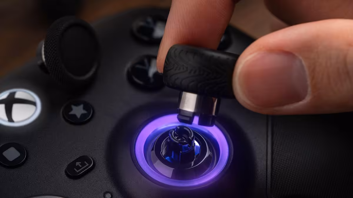 8BitDo Ultimate 3E : la manette Xbox à 149,99 $ arrive en précommande pour août 2026 3 8BitDo Ultimate 3E Gros plan sur le joystick gauche d’une manette Xbox avec anneau lumineux violet