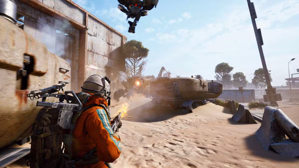 Arc Raiders déploie Denuvo Anti-Cheat au niveau noyau, Embark promet un impact minime 2 Gameplay Arc Raiders : soldat en tenue orange affrontant un char blindé dans un décor désertique