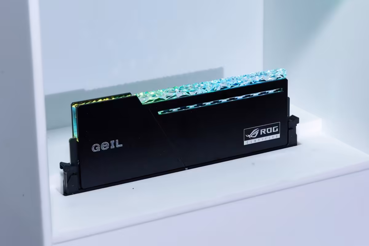 Module mémoire GeIL avec éclairage RGB sur fond sombre et net.