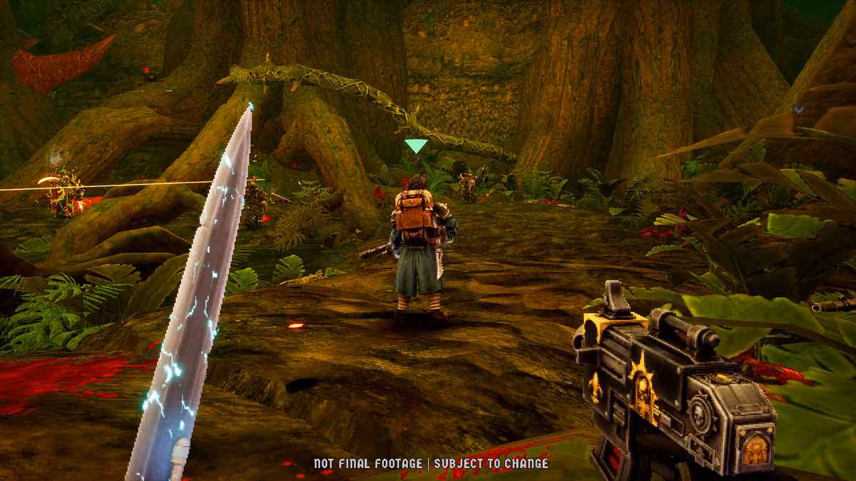Vue à la première personne dans une jungle, avec épée énergisée et arme sci-fi, gameplay Boltgun 2