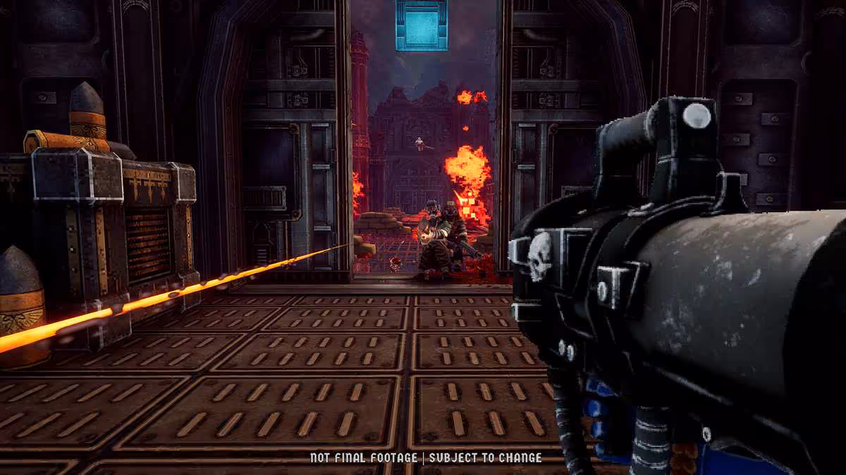 Vue FPS dans un couloir industriel sombre, arme lourde au premier plan, ennemis et flammes au loin
