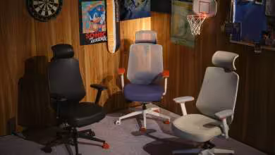 Trois chaises gaming Branch dans un décor rétro SEGA, modèles noir, gris et blanc