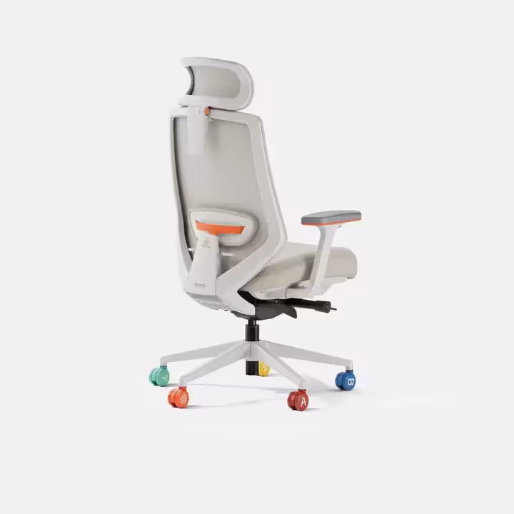 Chaise gaming SEGA : Branch signe trois modèles officiels entre Sonic, Genesis et Dreamcast 5 Chaise gaming Branch blanche, vue arrière avec roulettes multicolores