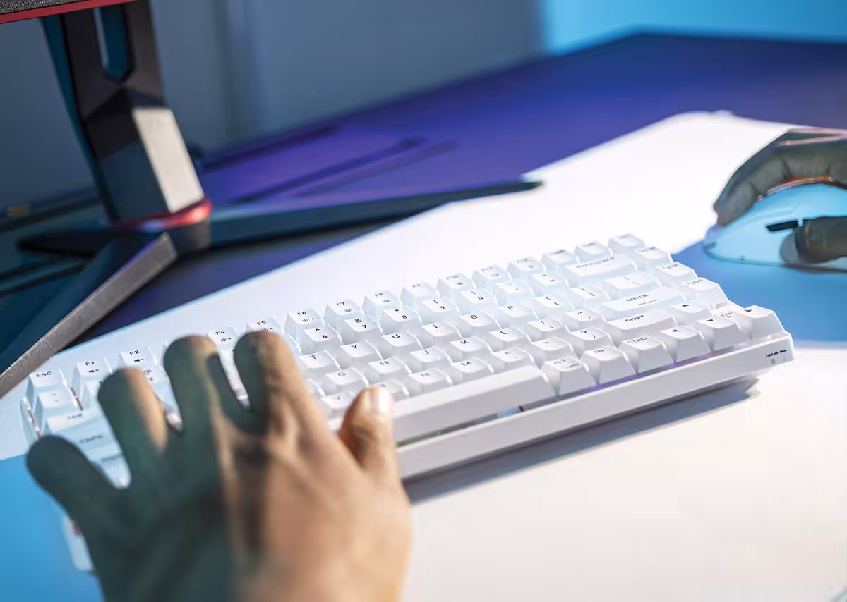 Cherry Xtrfy K33 Compact Wireless : un clavier 75 % tri-mode à 59,99 € pour jouer 3 Clavier Cherry Xtrfy K33 Compact Wireless blanc posé sur bureau, vu de côté en situation d’usage