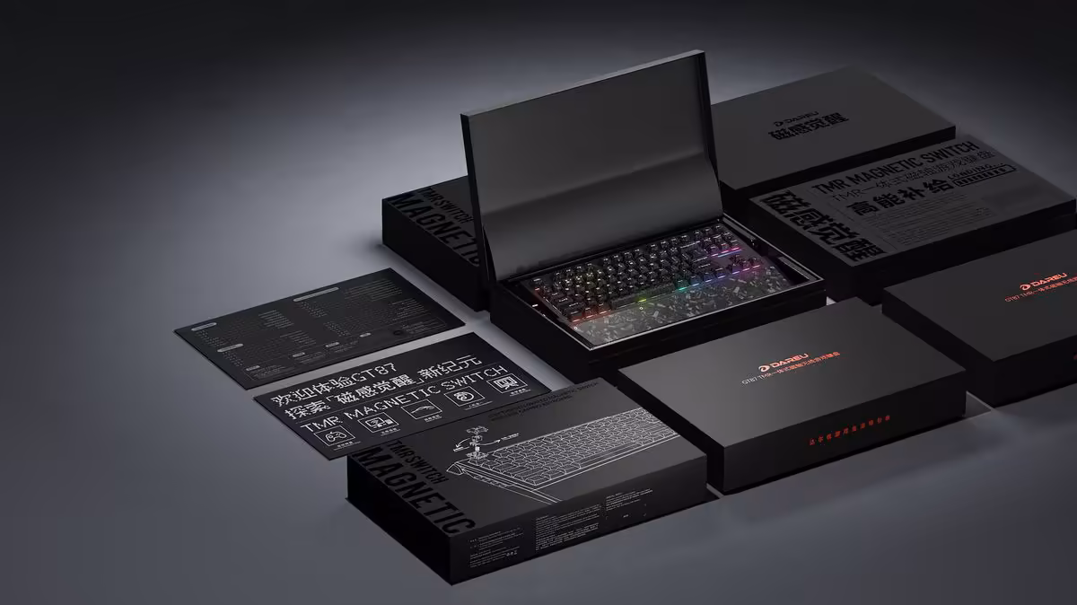 DAREU GT87 : un clavier magnétique TMR à 8000 Hz qui vise aussi le vrai feeling méca 2 Boîte et accessoires du clavier DAREU GT87, présentation produit avec packaging noir ouvert