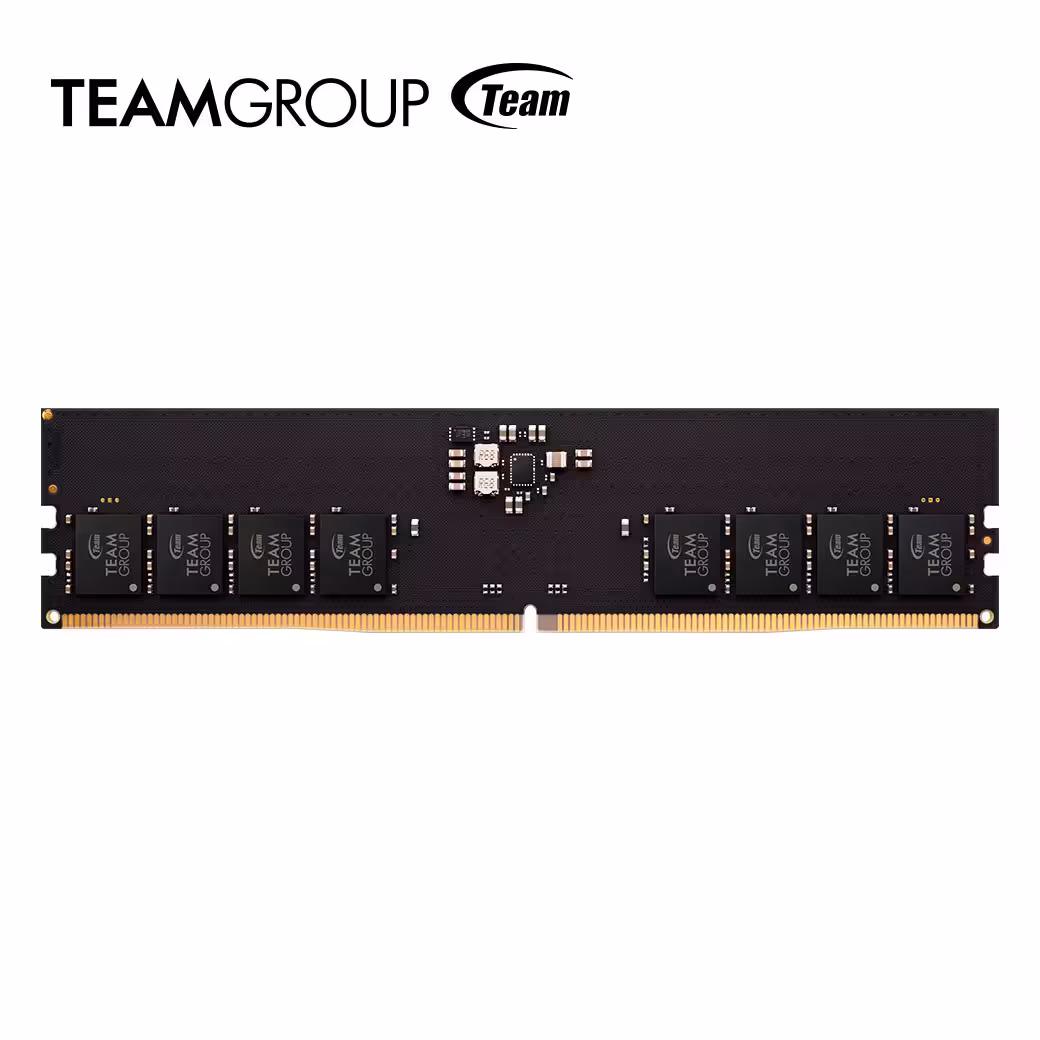 Barrettes de RAM Team Group avec puces visibles, fond blanc.
