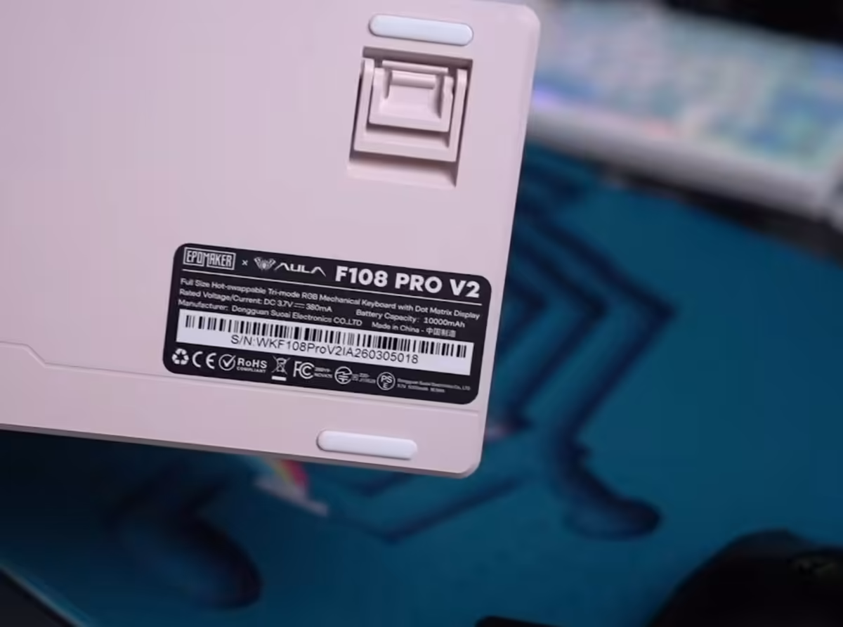 Dessous du clavier Epomaker F108 Pro V2 avec étiquette modèle AULA F108 PRO V2 et patins anti-dérapants