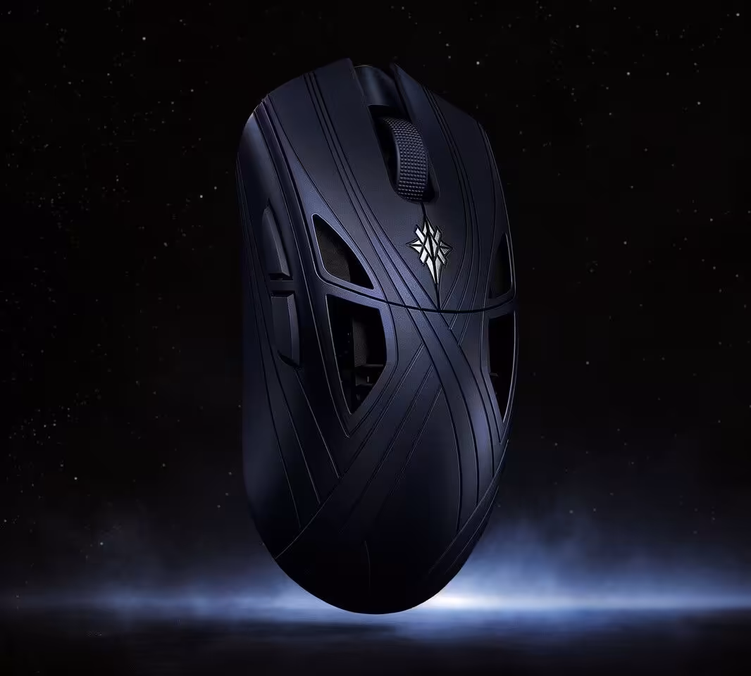 Finalmouse Starlight X : une souris FPS de 38 g avec TMR, capteur F1 et MCU Nordic 2 Souris gaming Finalmouse Starlight X noire, vue de face, design perforé et molette centrale visible