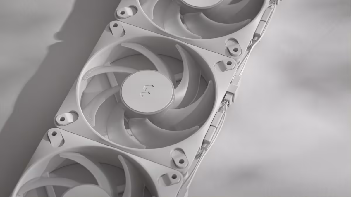 Gros plan de trois ventilateurs Fractal Dynamic 3 blancs montés en série, vue oblique rapprochée