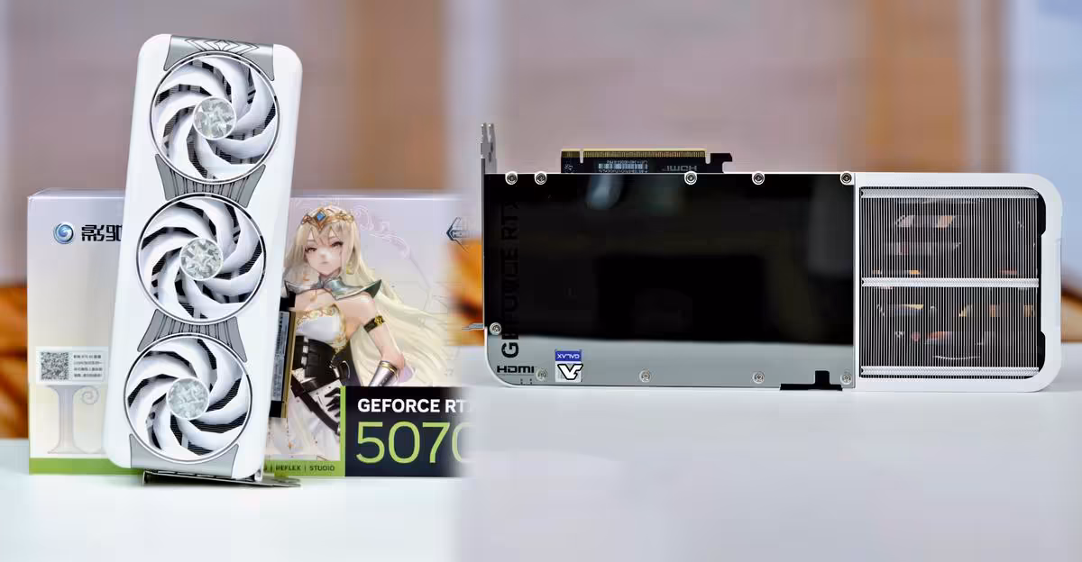 Carte graphique triple ventilateur devant boîte GeForce RTX 5070 sur fond neutre.