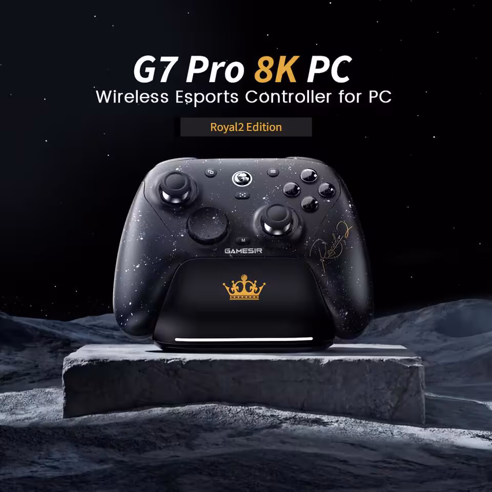 GameSir G7 Pro 8K PC Royal2 Edition : les précommandes ouvrent pour la manette e-sport 2 Manette GameSir G7 Pro 8K PC Royal2 Edition sur socle, vue produit avec fond spatial sombre