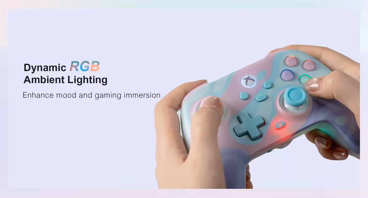 GameSir T7 Pro Sugar Whirl : une manette Xbox sans fil pastel à 109,99 euros 3 Main tenant la manette GameSir T7 Pro Sugar Whirl, avec éclairage RGB ambiant activé.