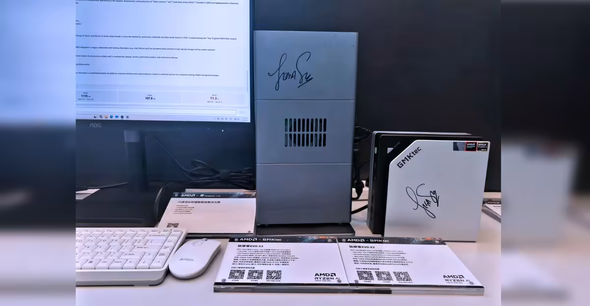 GMKtec EVO-X3 : mini PC Strix Halo avec Ryzen AI Max+ 395 et port OCuLink 2 Mini PC et documents posés sur bureau, fond clarté moyenne, détails de configuration visibles.