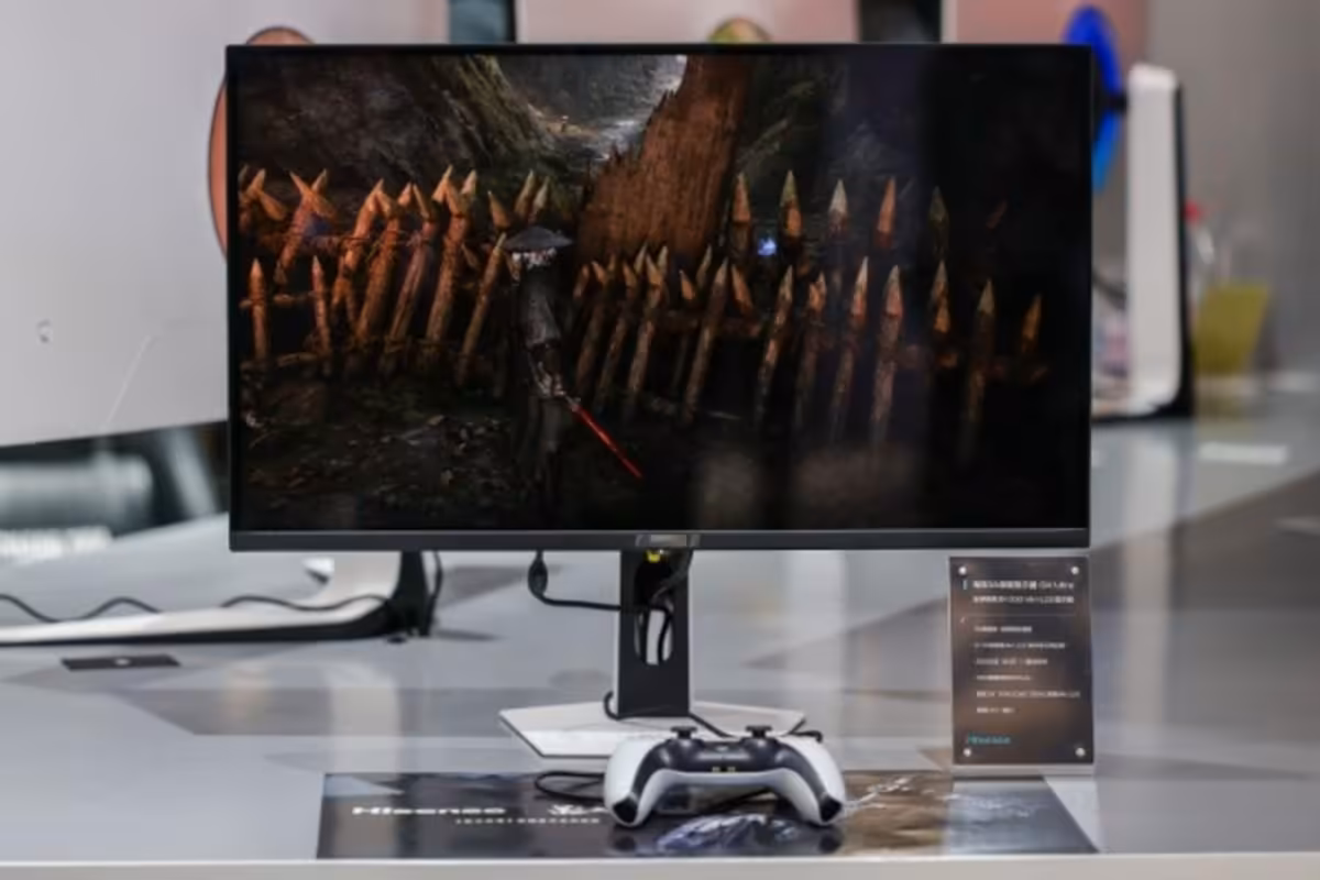Écran Hisense GX Ultra 5K affichant jeu vidéo, fond de magasin lumineux.