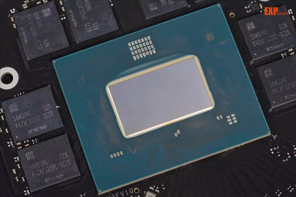 Processeur Intel en gros plan avec mémoire Samsung visible, haute résolution