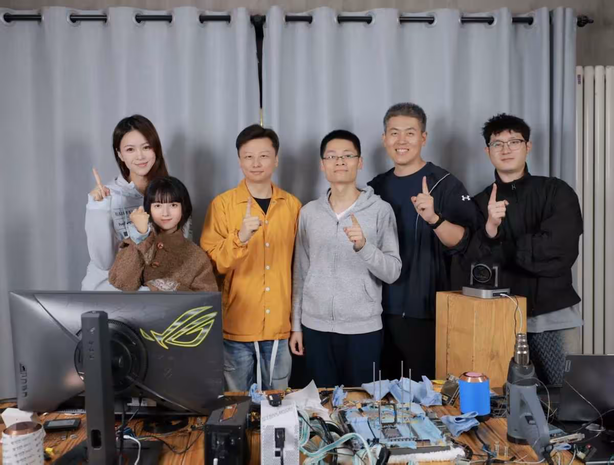 Groupe de personnes posant devant équipement de test informatique