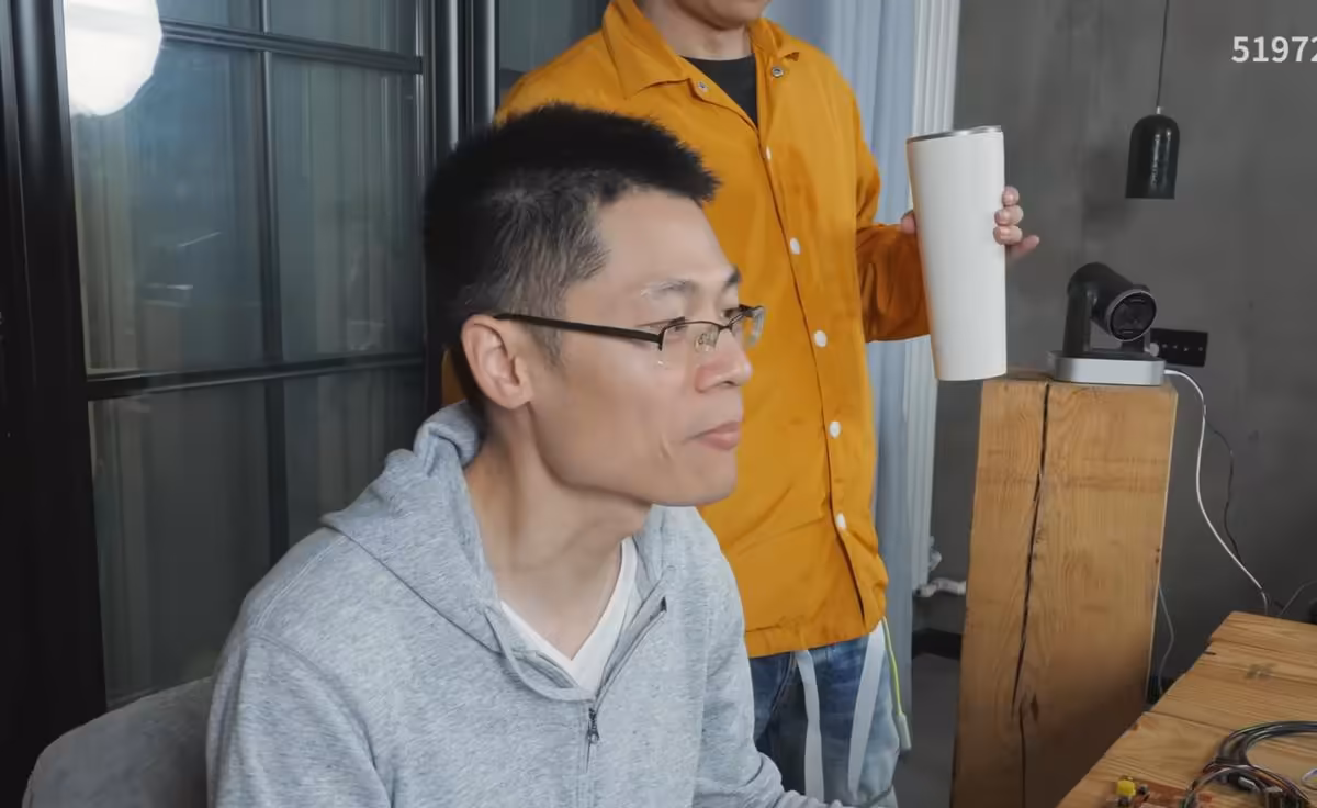 Homme en discussion, devant un bureau avec éléments techniques en vue L'image 2 est la plus percutante avec un contraste et u