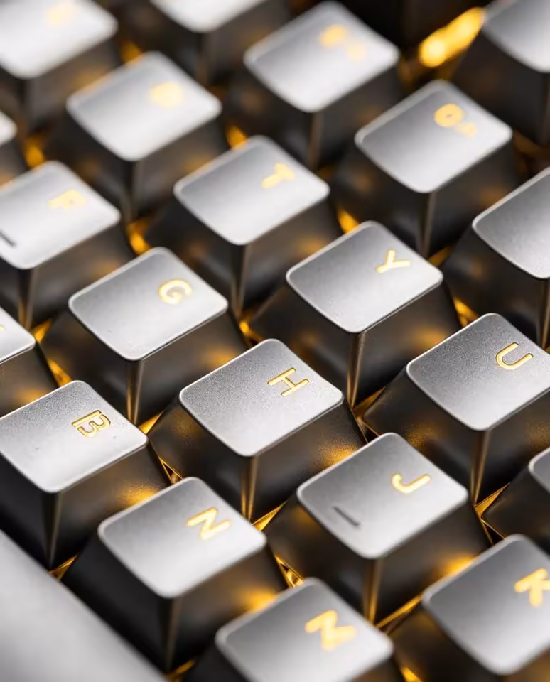 Keycaps métal translucides : Awekeys révèle un prototype rétroéclairé pour claviers MX 2 Gros plan de keycaps métal translucides Awekeys, avec Q, W, A, S, Z, X et Alt éclairés.