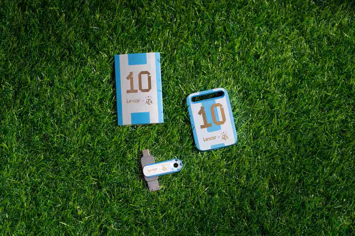 Trois produits Lexar Elite Legends Series posés sur de l’herbe verte, avec packaging et clé USB