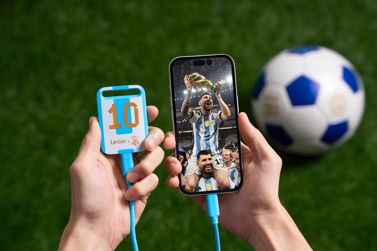 Clé USB Lexar Elite Legends Series connectée à un smartphone affichant une célébration de football