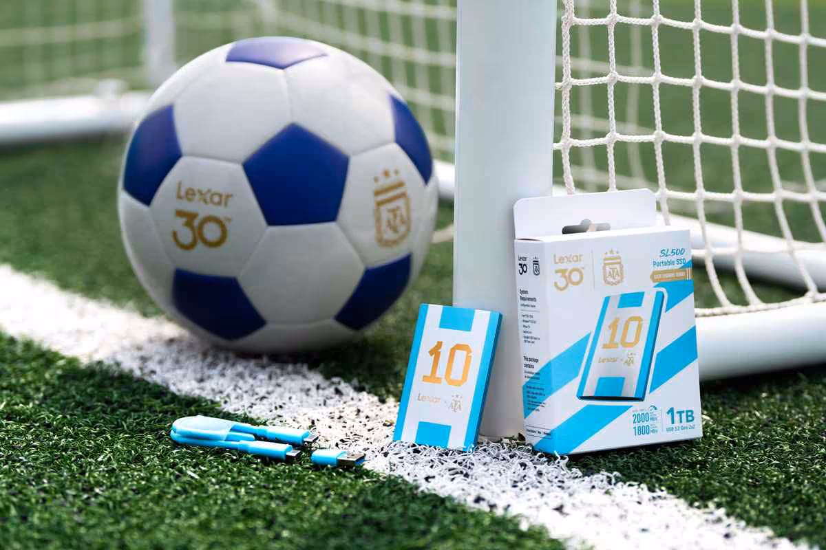 Ballon de football Lexar 30, clé USB Lexar 10 et boîte produit Lexar Elite Legends Series près d’un but