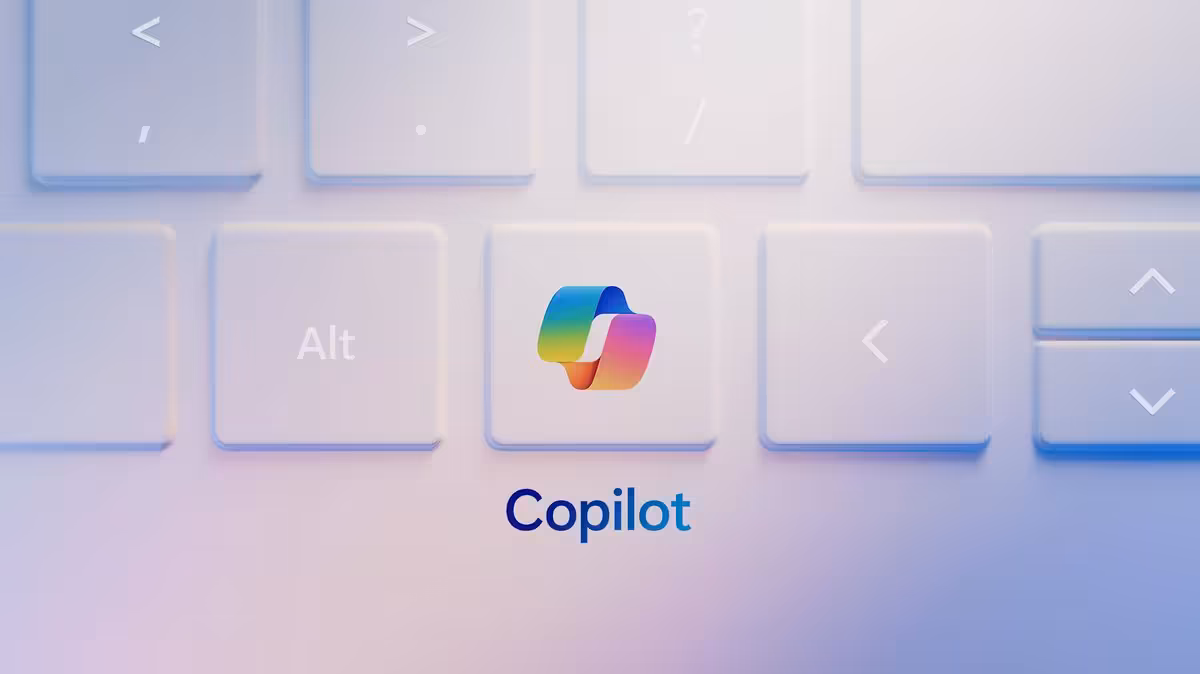 Touche Copilot : Windows 11 permettra de la remapper en Menu contextuel ou Ctrl droit 2 Logo Copilot coloré sur clavier blanc lumineux, contraste faible.