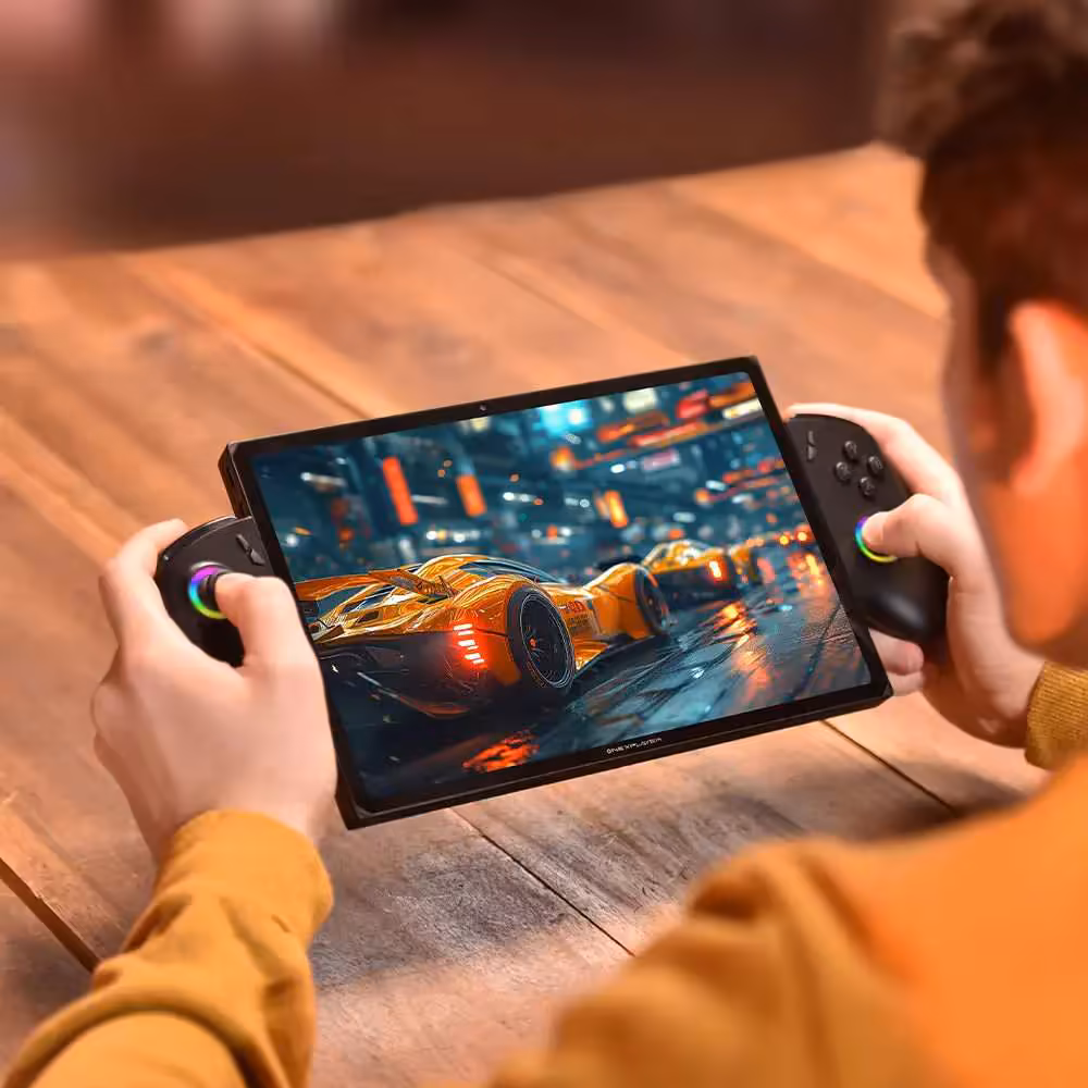 OneXPlayer X1 Pro : Ryzen AI 9 HX 470, Radeon 890M et OCuLink à partir de 1 799 $ 3 Personne jouant à un jeu sur OneXPlayer, image nette avec voiture de course