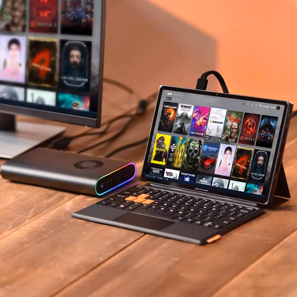OneXPlayer X1 Pro : Ryzen AI 9 HX 470, Radeon 890M et OCuLink à partir de 1 799 $ 4 OneXPlayer avec clavier, tablette montrant écrans de jeux, fond lumineux et détails clairs