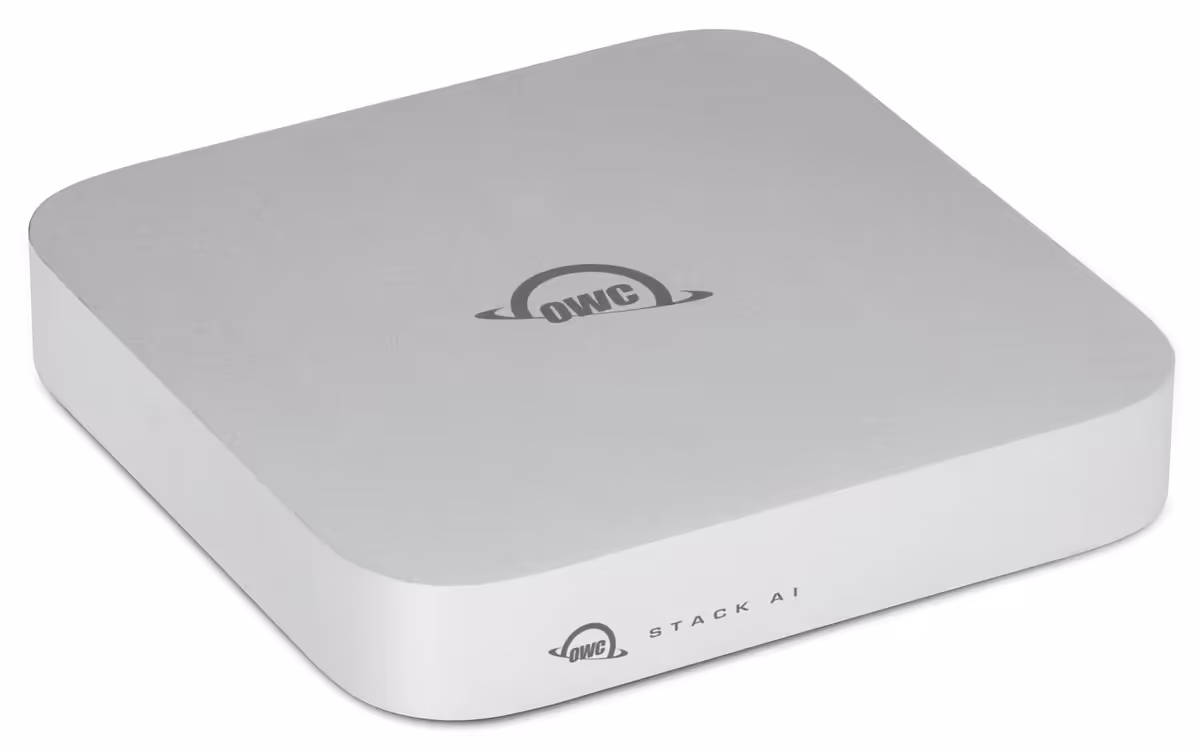 Boîtier OWC Stack AI blanc vu de dessus, logo OWC centré sur le capot