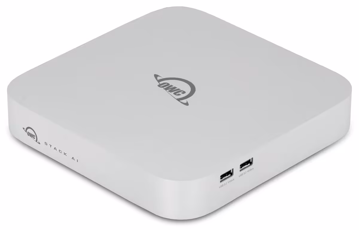 Boîtier OWC Stack AI blanc en angle, avec deux ports USB visibles sur la tranche