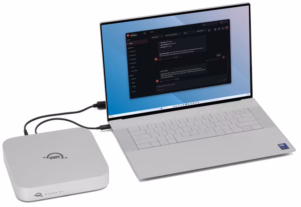 Ordinateur portable Dell relié par câble Thunderbolt au boîtier OWC Stack AI blanc