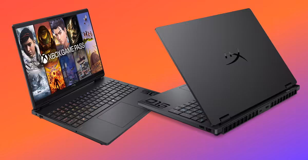 Deux portables HP Omen 15 sur fond dégradé orange-rose, lumineux.