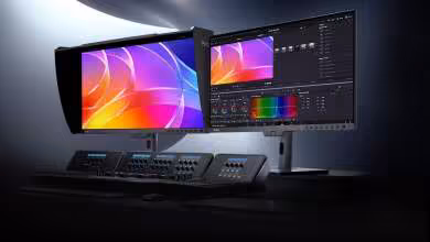 Deux écrans ASUS ProArt OLED sur bureau, avec interface de calibration et color grading