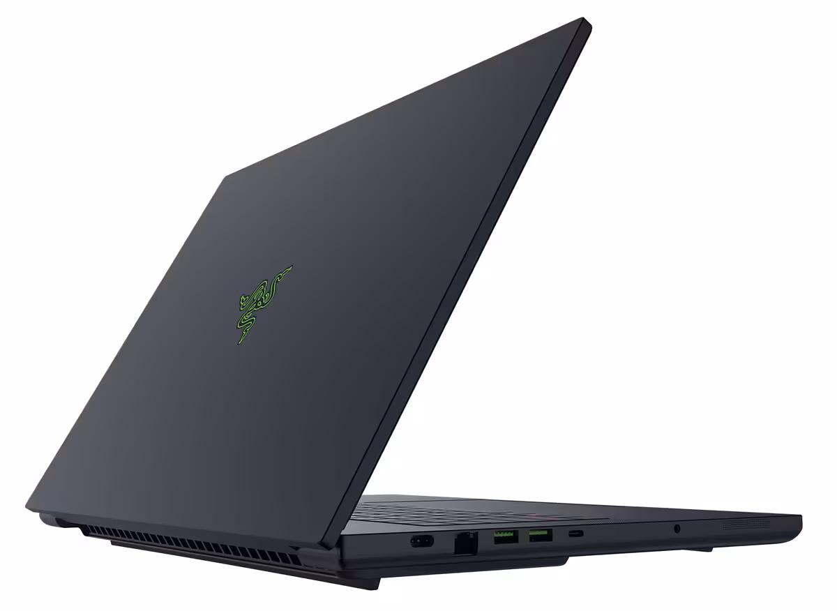 Razer Blade 18 2026 : un 18 pouces taillé pour le jeu AAA et l’IA locale 3 Razer Blade 18 noir, vue arrière latérale, ports visibles et châssis fin