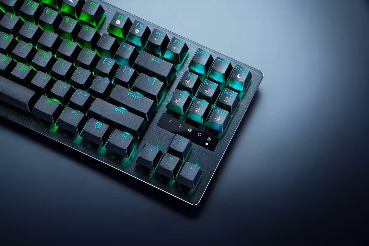 Gros plan du Razer Huntsman V3 Tenkeyless RGB, touches et châssis en aluminium.