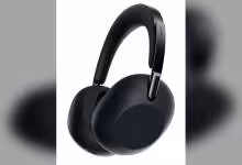 Casque audio Sony noir sur fond blanc, vue produit isolée