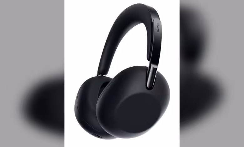 Casque audio Sony noir sur fond blanc, vue produit isolée