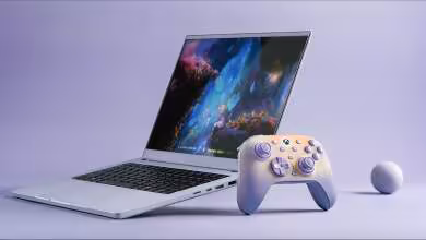 Manette 8BitDo Ultimate 3 Lavender Dusk devant un ordinateur portable, en photo produit claire