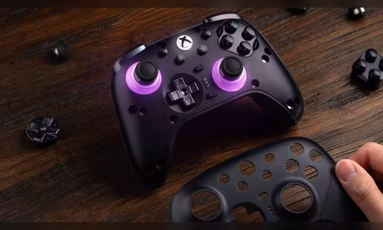8BitDo Ultimate 3E : la manette Xbox à 149,99 $ arrive en précommande pour août 2026 1 Manette Xbox noire avec joysticks éclairés violets et capot de sticks interchangeable