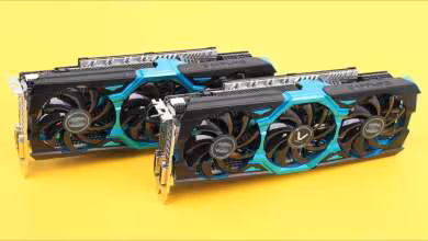 Deux cartes graphiques Radeon R9 290X avec refroidissement personnalisé sur fond jaune.