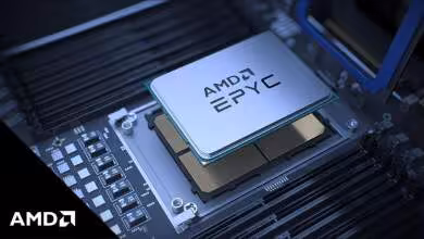 Processeur AMD EPYC installé sur une carte mère dans un environnement de serveur.