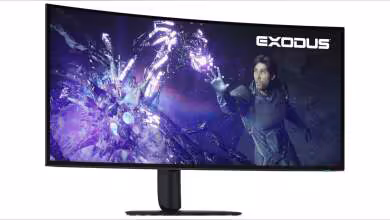Écran Alienware avec graphisme lumineux, personnage, fond sombre très contrasté.