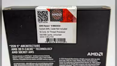 Boîte AMD Ryzen 9 9950X3D avec étiquette détaillée, fond neutre et contraste moyen