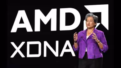 Présentatrice en costume violet devant grand logo AMD XDNA fond noir contrasté