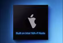 Puce Apple noire avec logo Apple et mention Built on Intel 18A-P Node sur fond bleu dégradé