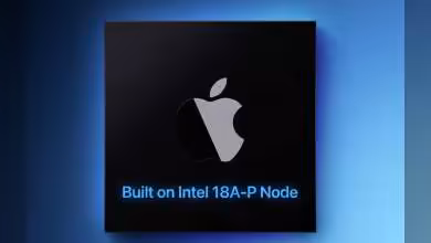 Puce Apple noire avec logo Apple et mention Built on Intel 18A-P Node sur fond bleu dégradé