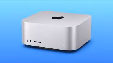 Mac Studio Apple argenté sur fond bleu, éclairage professionnel, détails nets